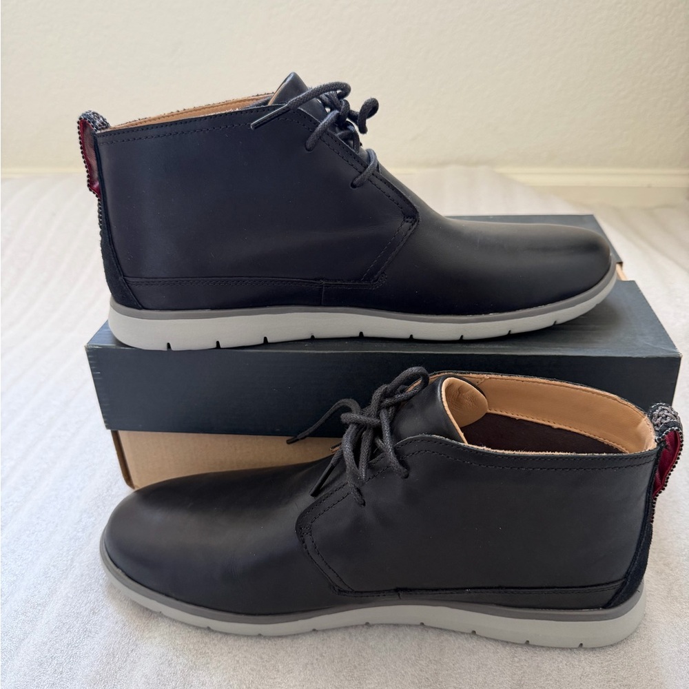 New UGG Men's Chukka Boots in Black with Light Gray Sole Size 12